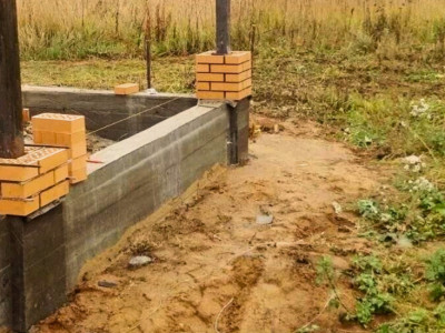 Ленточный фундамент под забор: особенности строительства